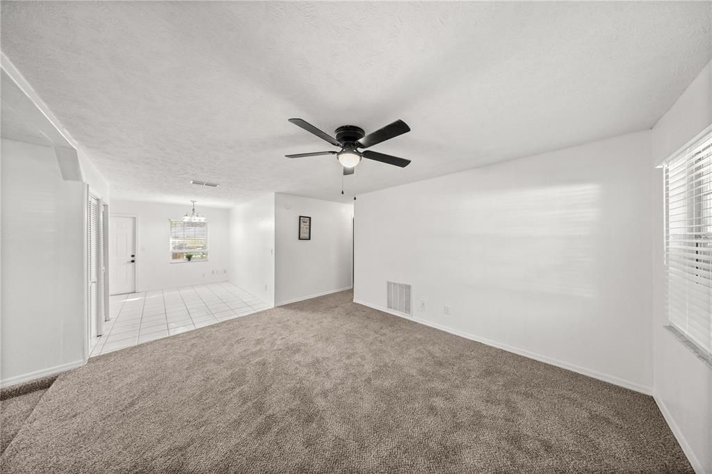 合同活跃: $199,900 (3 贝兹, 2 浴室, 1115 平方英尺)