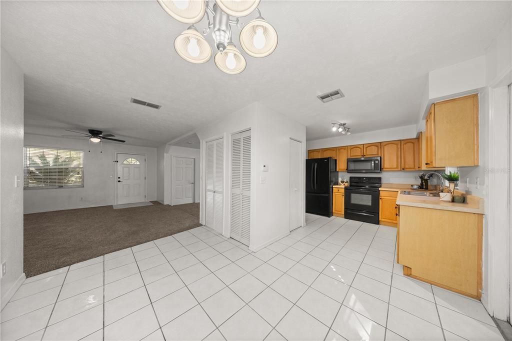 合同活跃: $199,900 (3 贝兹, 2 浴室, 1115 平方英尺)