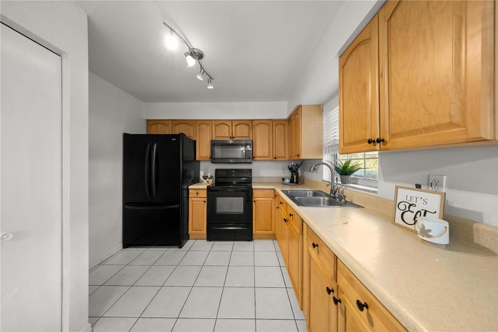 合同活跃: $199,900 (3 贝兹, 2 浴室, 1115 平方英尺)