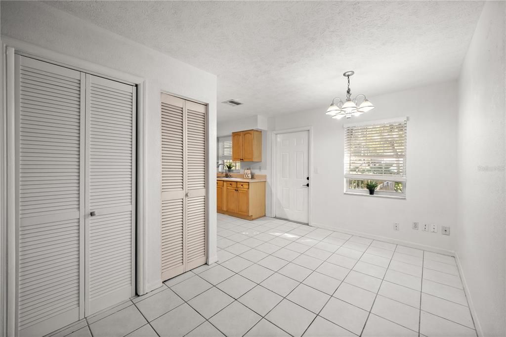 合同活跃: $199,900 (3 贝兹, 2 浴室, 1115 平方英尺)