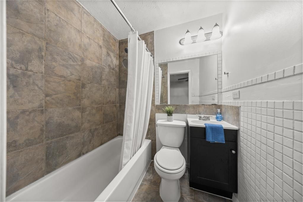 合同活跃: $199,900 (3 贝兹, 2 浴室, 1115 平方英尺)