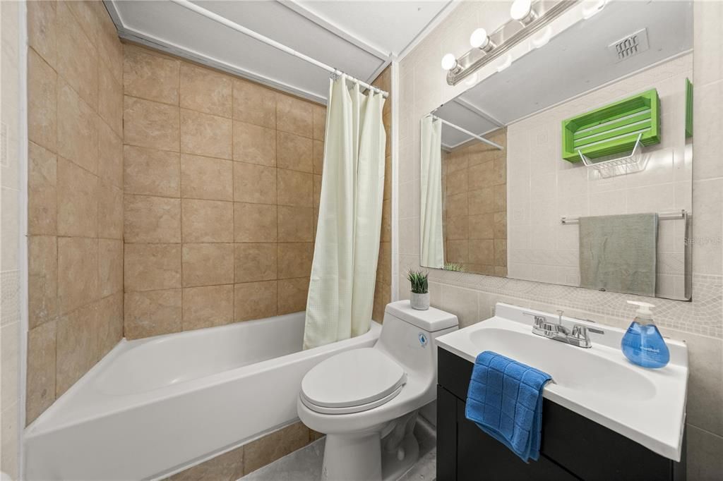 合同活跃: $199,900 (3 贝兹, 2 浴室, 1115 平方英尺)