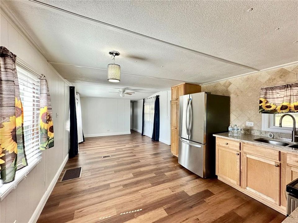 For Sale: $130,000 (4 beds, 3 baths, 957 Square Feet)