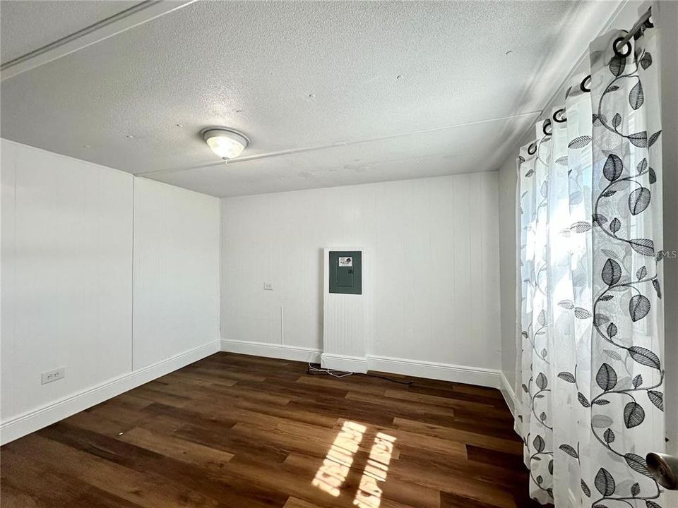 For Sale: $130,000 (4 beds, 3 baths, 957 Square Feet)