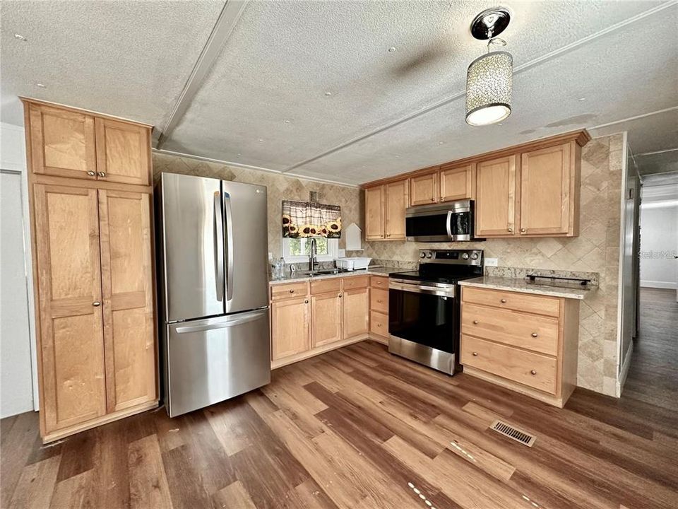 For Sale: $130,000 (4 beds, 3 baths, 957 Square Feet)