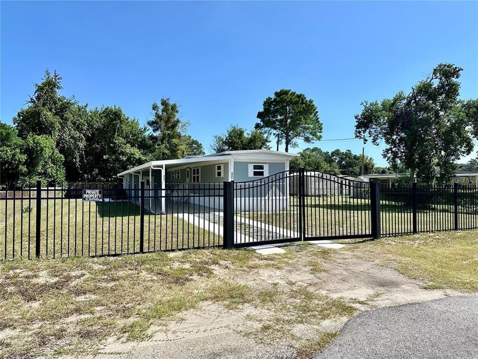 For Sale: $130,000 (4 beds, 3 baths, 957 Square Feet)