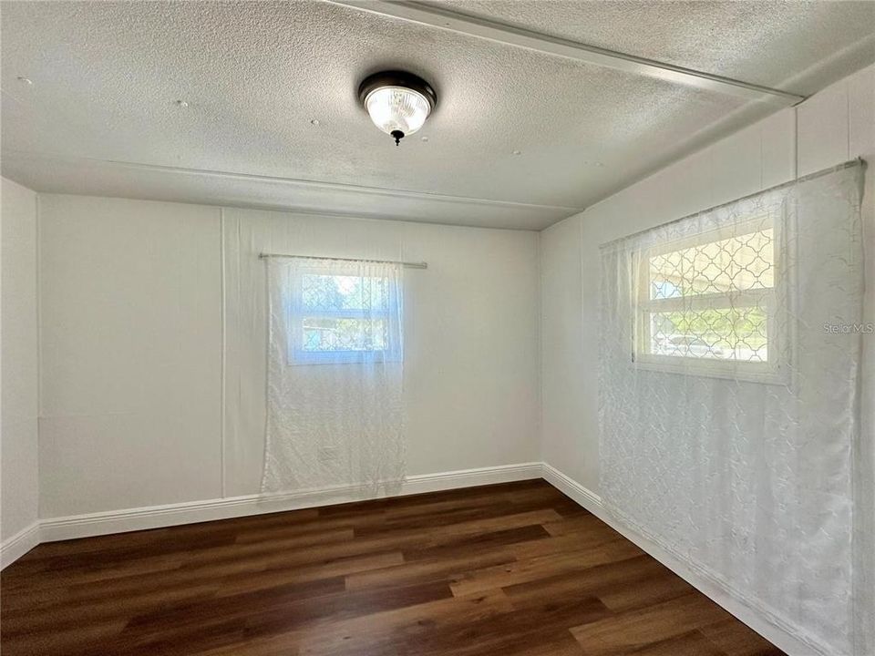 For Sale: $130,000 (4 beds, 3 baths, 957 Square Feet)