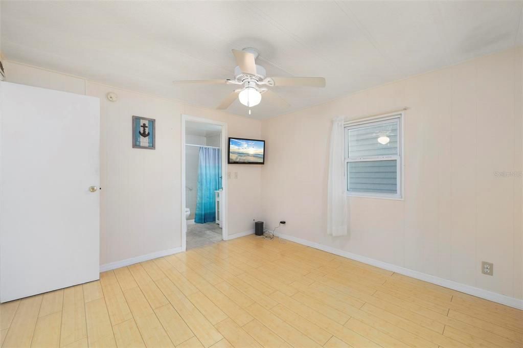 На продажу: $135,000 (2 спален, 2 ванн, 828 Квадратных фут)