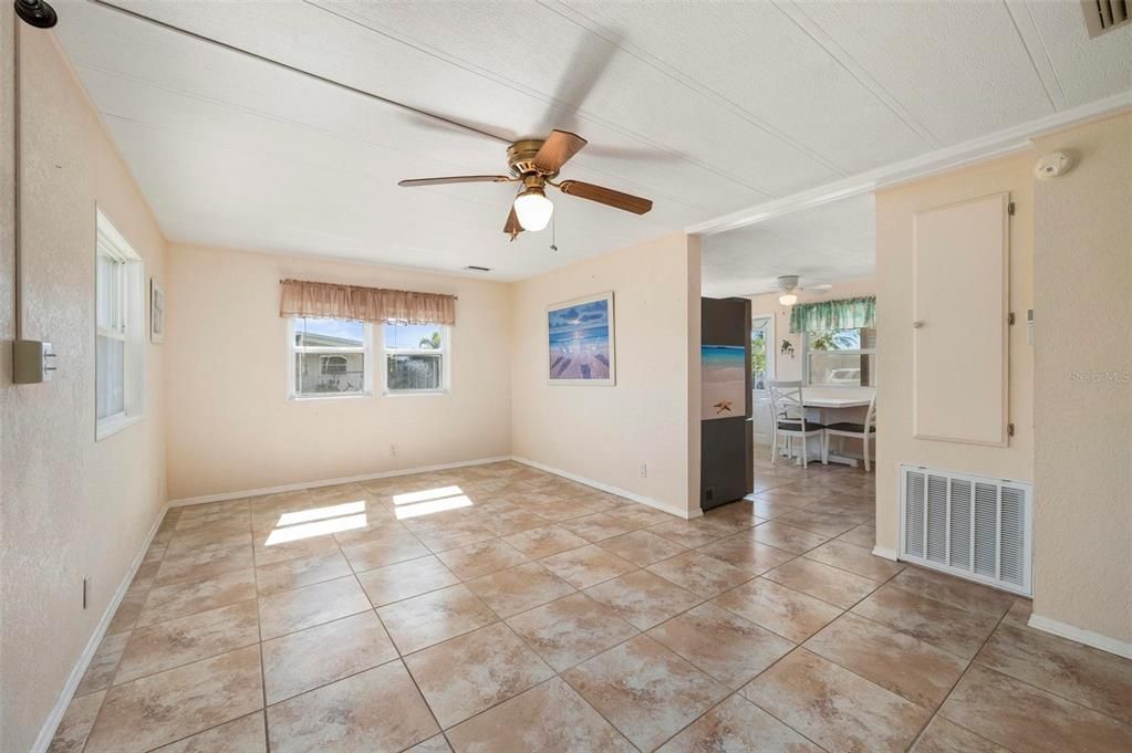 На продажу: $135,000 (2 спален, 2 ванн, 828 Квадратных фут)