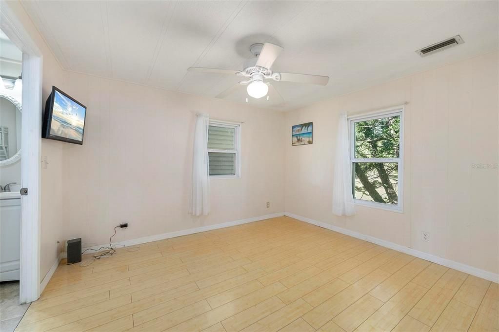 На продажу: $135,000 (2 спален, 2 ванн, 828 Квадратных фут)