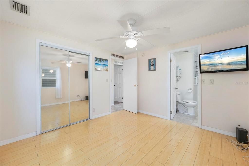 На продажу: $135,000 (2 спален, 2 ванн, 828 Квадратных фут)