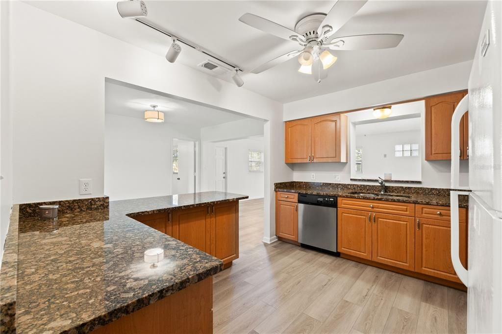 待售: $499,000 (4 贝兹, 2 浴室, 1800 平方英尺)