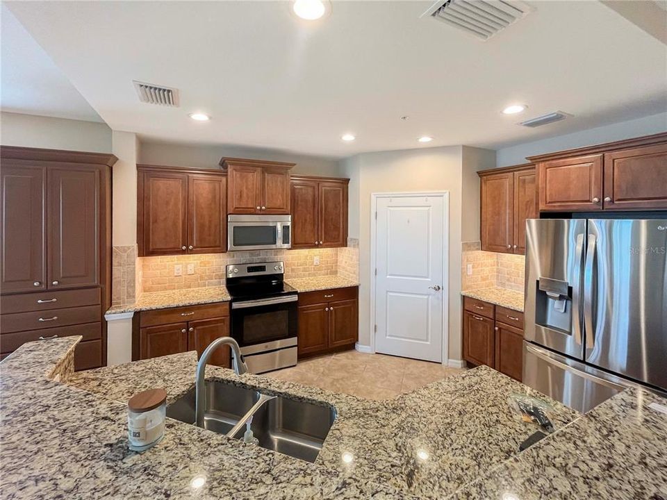 出租: $2,445 (3 贝兹, 2 浴室, 185 平方英尺)