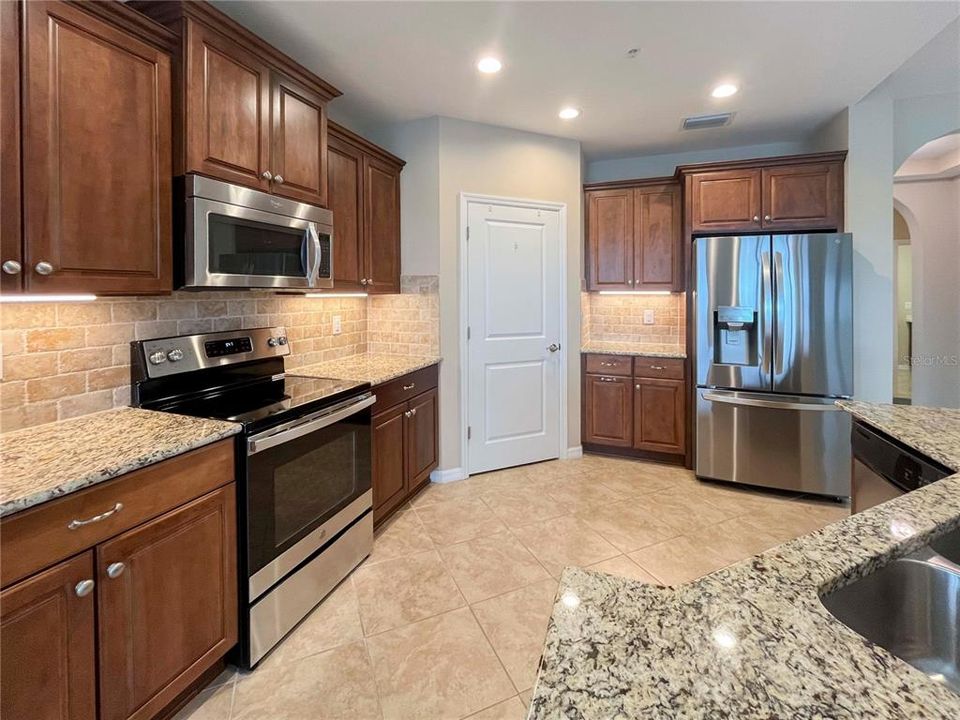 出租: $2,445 (3 贝兹, 2 浴室, 185 平方英尺)