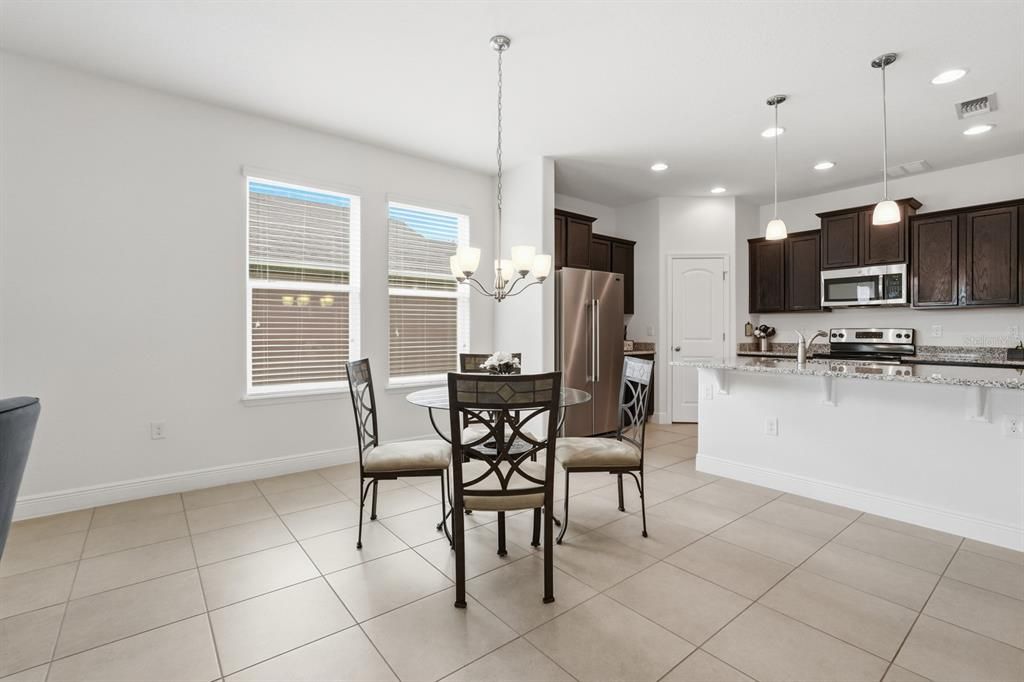 На продажу: $399,900 (3 спален, 2 ванн, 1813 Квадратных фут)