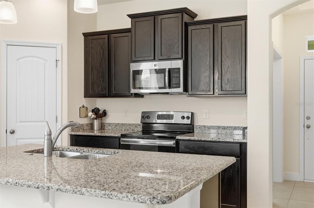 На продажу: $399,900 (3 спален, 2 ванн, 1813 Квадратных фут)