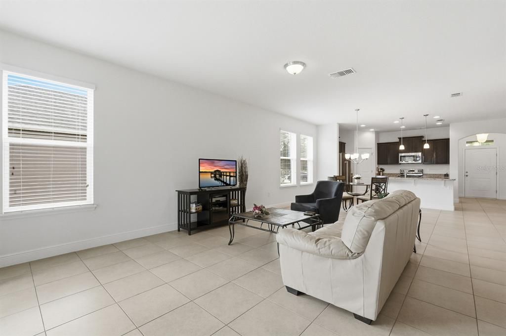 На продажу: $399,900 (3 спален, 2 ванн, 1813 Квадратных фут)