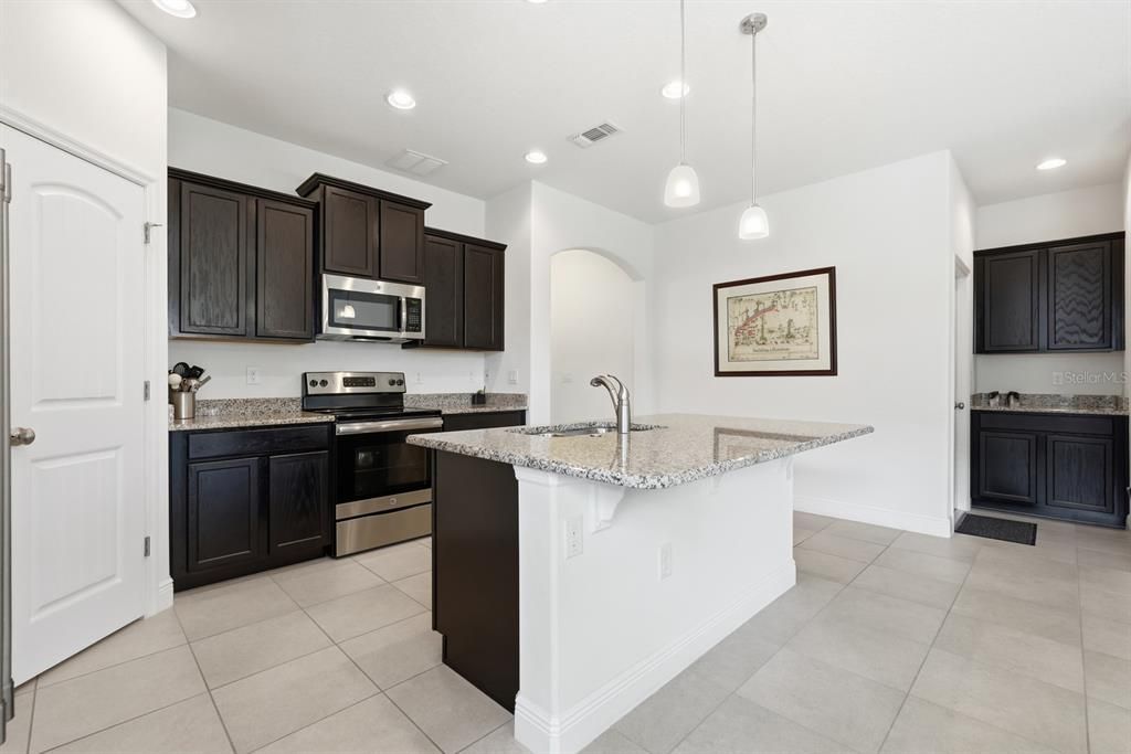 На продажу: $399,900 (3 спален, 2 ванн, 1813 Квадратных фут)