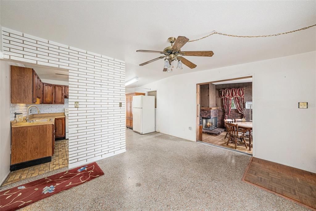 For Sale: $285,000 (2 beds, 2 baths, 1160 Square Feet)