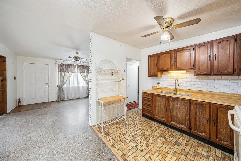 For Sale: $285,000 (2 beds, 2 baths, 1160 Square Feet)