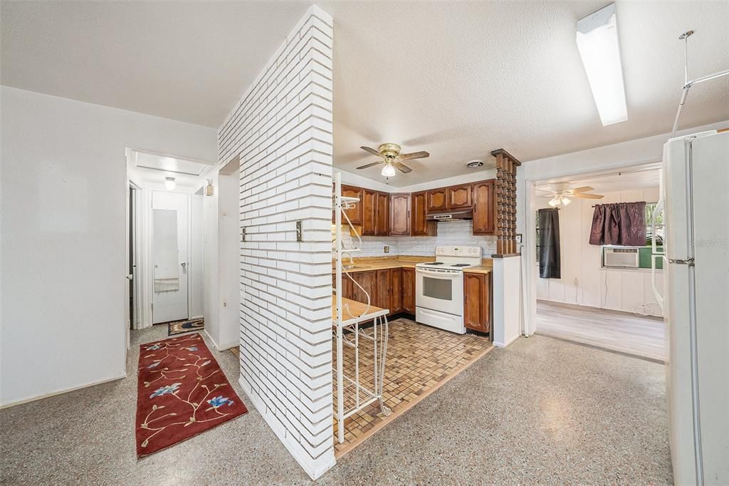 For Sale: $285,000 (2 beds, 2 baths, 1160 Square Feet)