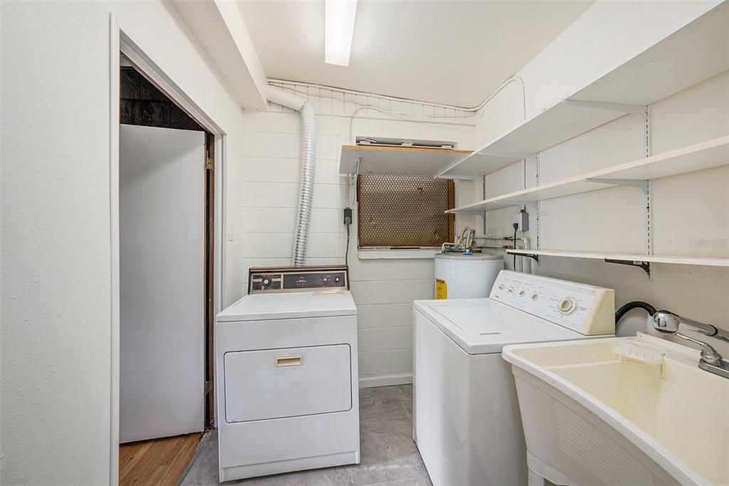 For Sale: $285,000 (2 beds, 2 baths, 1160 Square Feet)