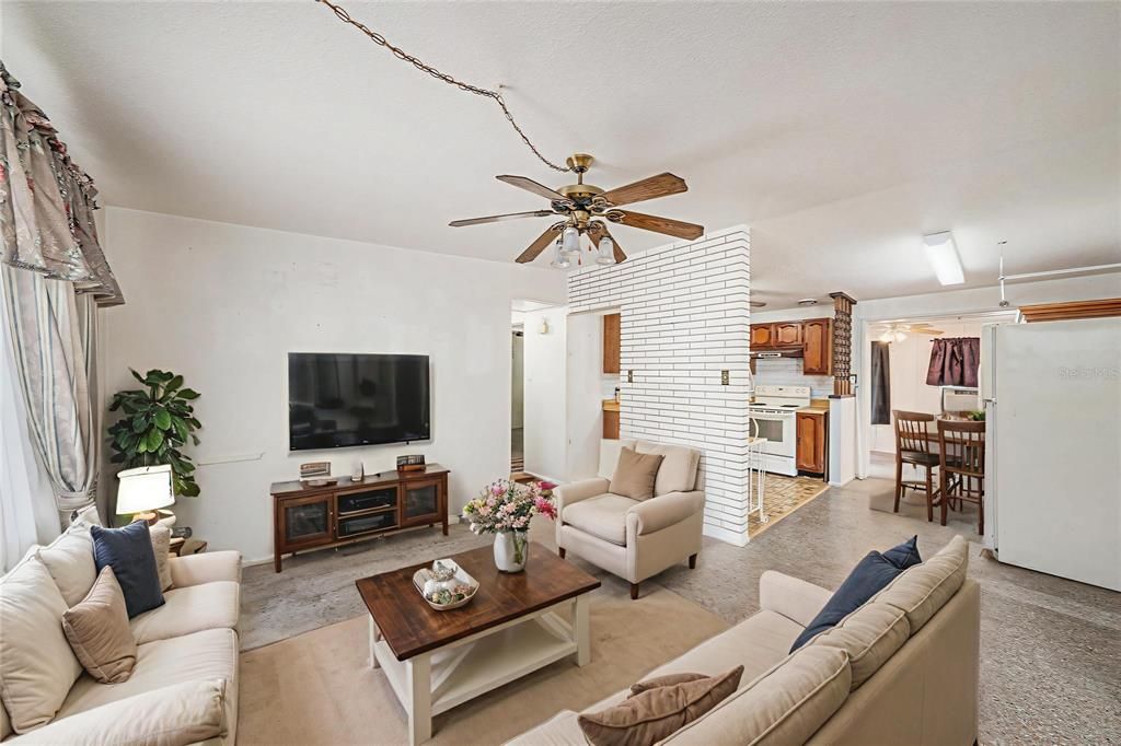 For Sale: $285,000 (2 beds, 2 baths, 1160 Square Feet)