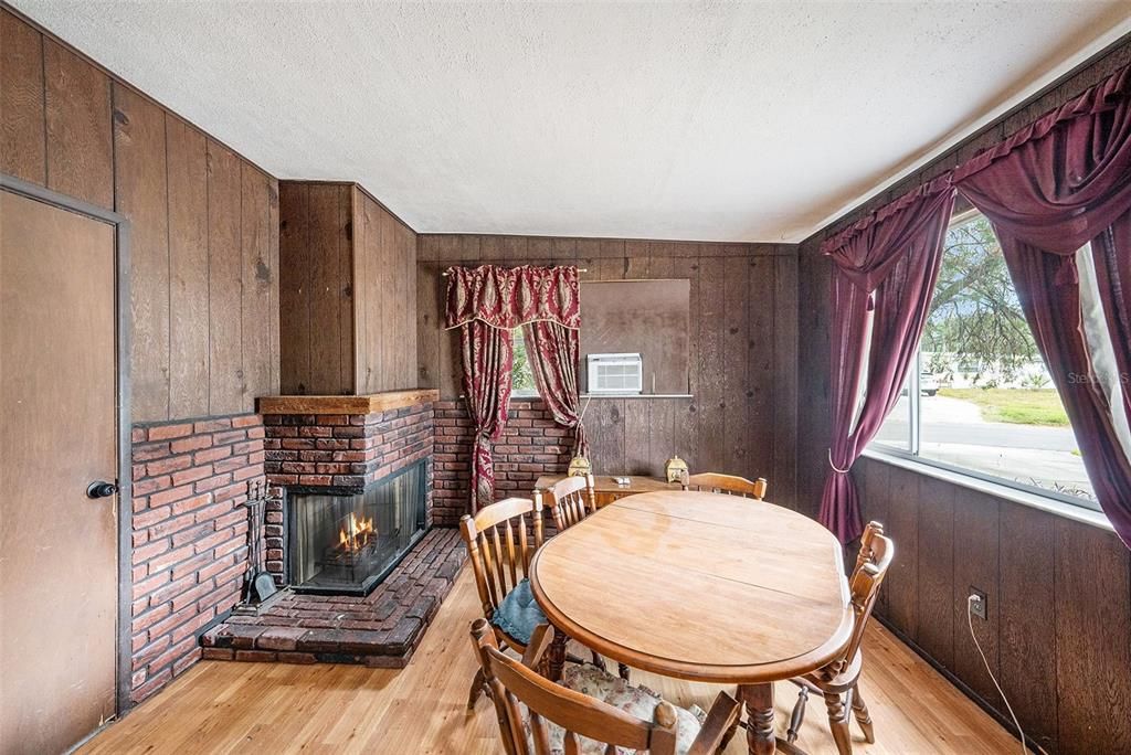 For Sale: $285,000 (2 beds, 2 baths, 1160 Square Feet)