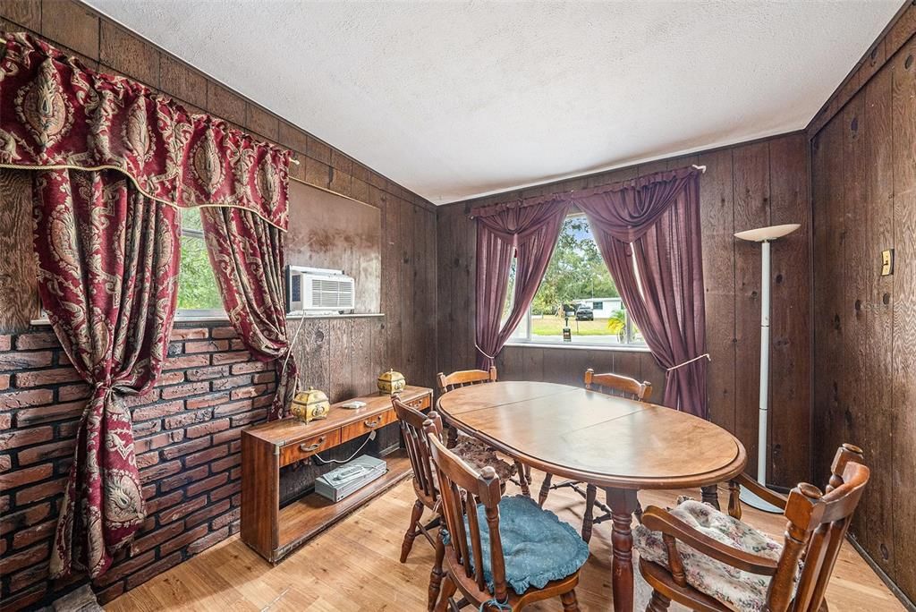 For Sale: $285,000 (2 beds, 2 baths, 1160 Square Feet)