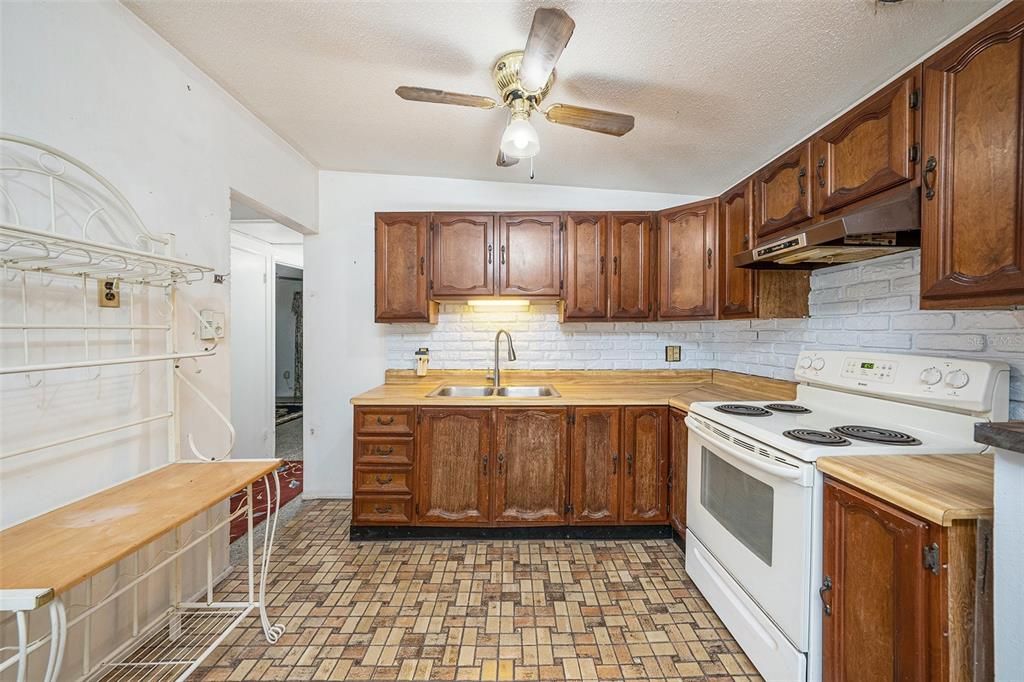 For Sale: $285,000 (2 beds, 2 baths, 1160 Square Feet)