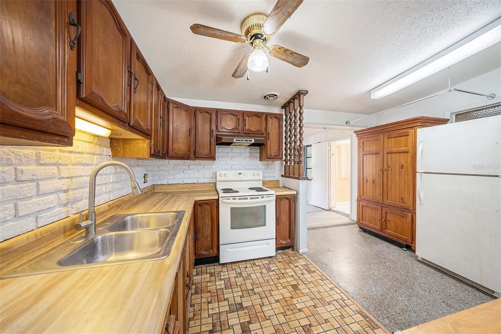 For Sale: $285,000 (2 beds, 2 baths, 1160 Square Feet)