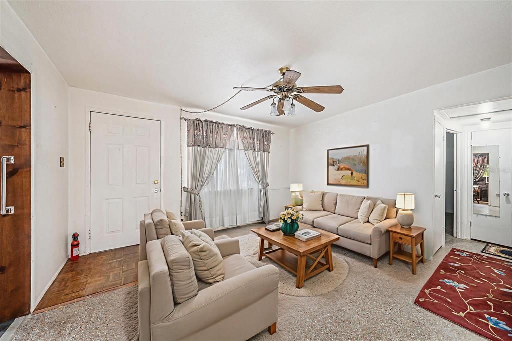 For Sale: $285,000 (2 beds, 2 baths, 1160 Square Feet)