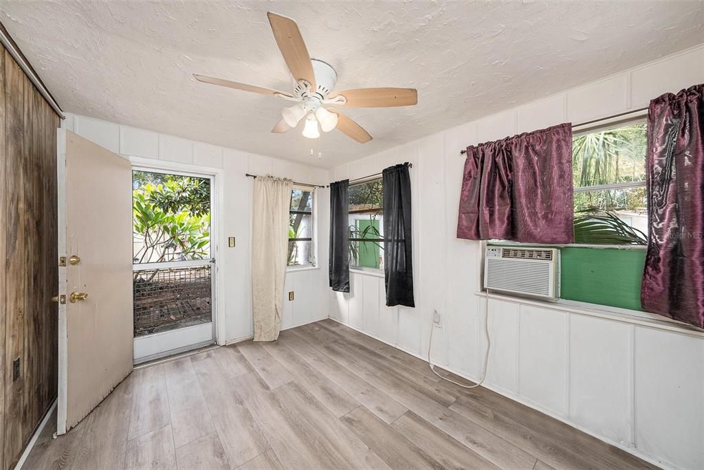 For Sale: $285,000 (2 beds, 2 baths, 1160 Square Feet)