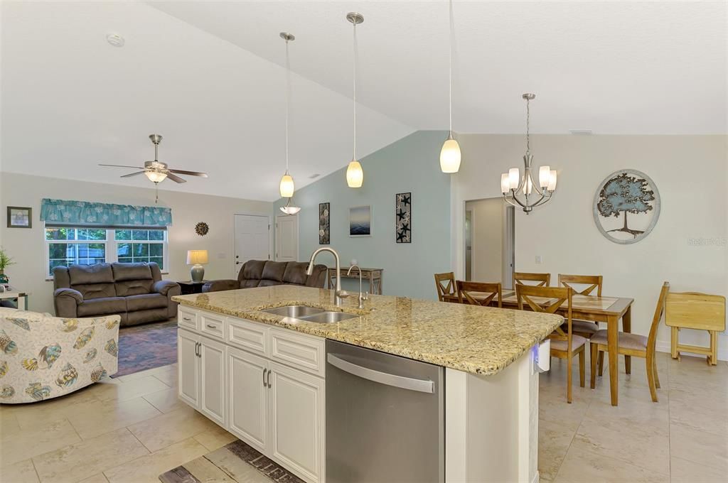 合同活跃: $299,900 (3 贝兹, 2 浴室, 1427 平方英尺)