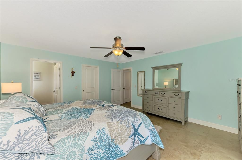 合同活跃: $299,900 (3 贝兹, 2 浴室, 1427 平方英尺)