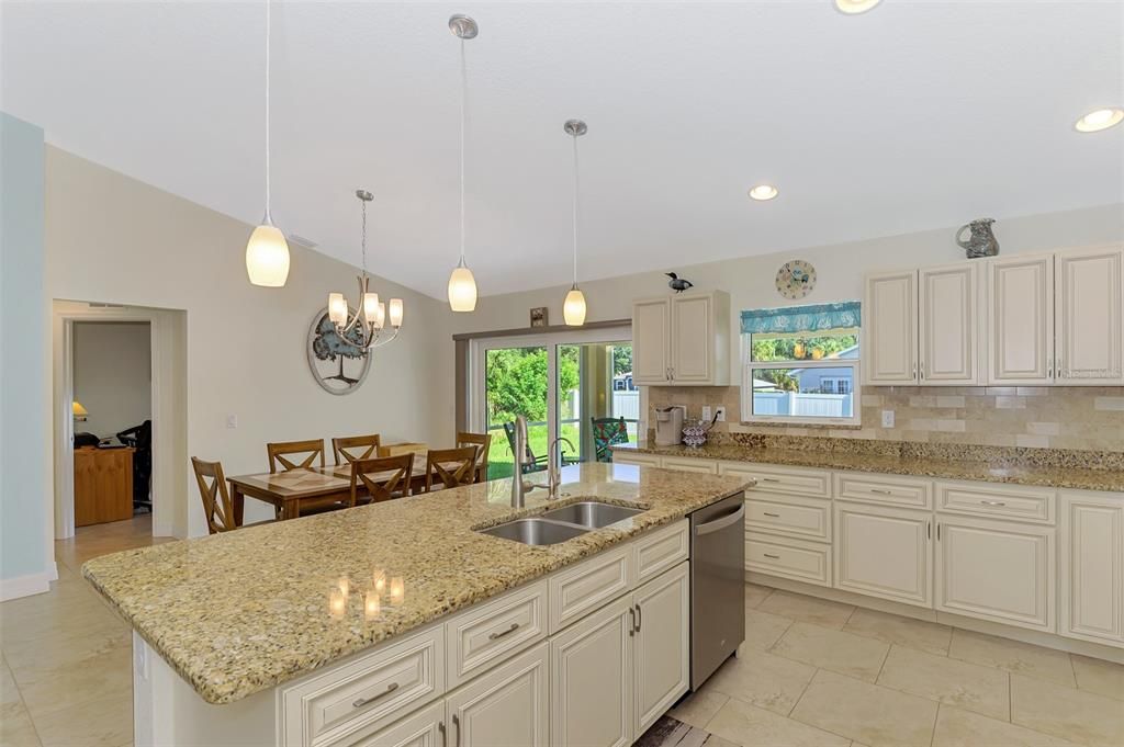 合同活跃: $299,900 (3 贝兹, 2 浴室, 1427 平方英尺)