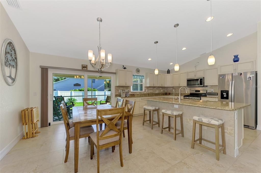 合同活跃: $299,900 (3 贝兹, 2 浴室, 1427 平方英尺)