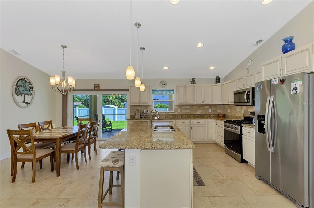 合同活跃: $299,900 (3 贝兹, 2 浴室, 1427 平方英尺)