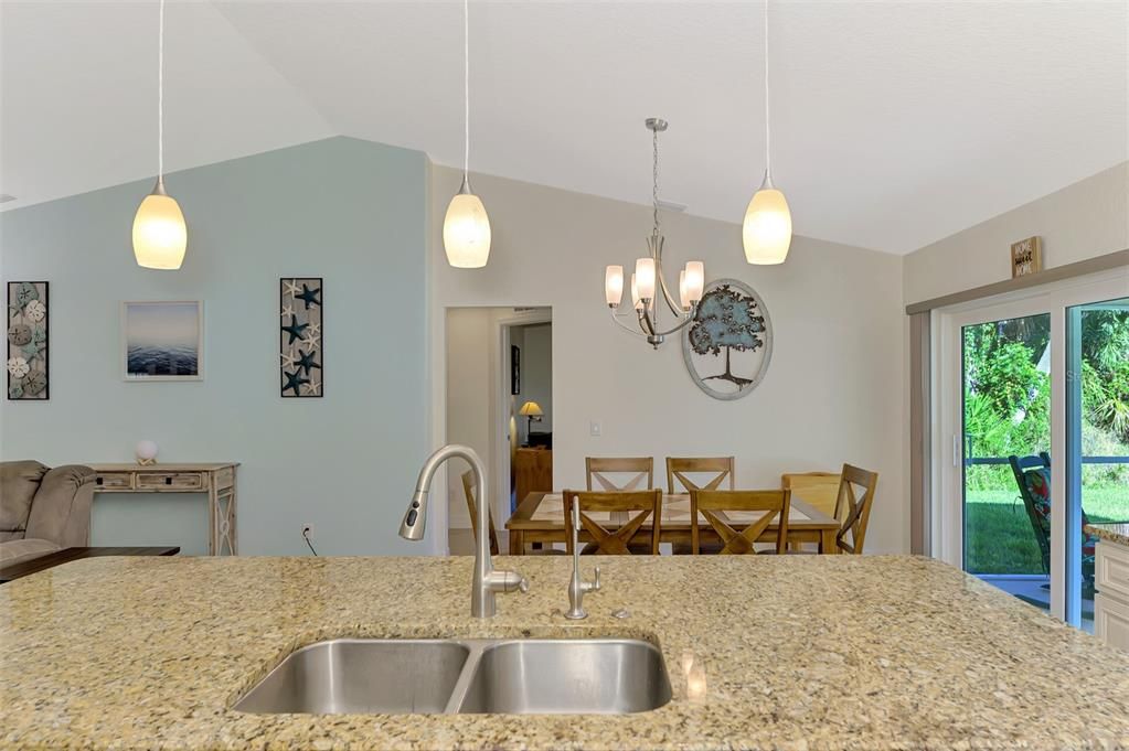 合同活跃: $299,900 (3 贝兹, 2 浴室, 1427 平方英尺)