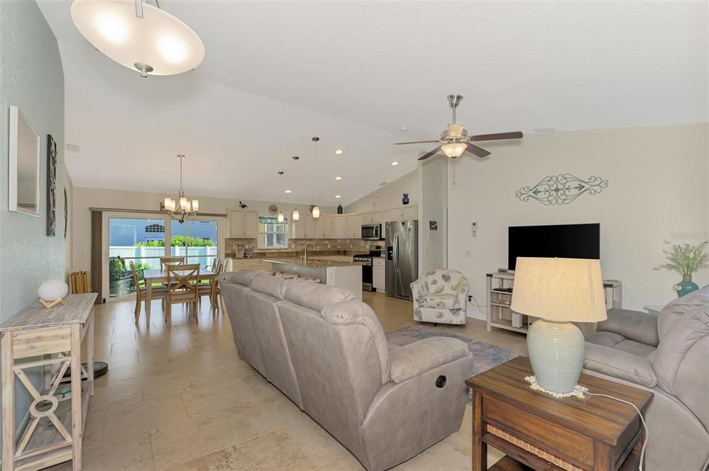 合同活跃: $299,900 (3 贝兹, 2 浴室, 1427 平方英尺)