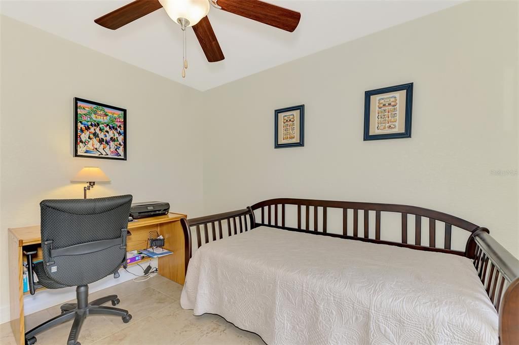 合同活跃: $299,900 (3 贝兹, 2 浴室, 1427 平方英尺)