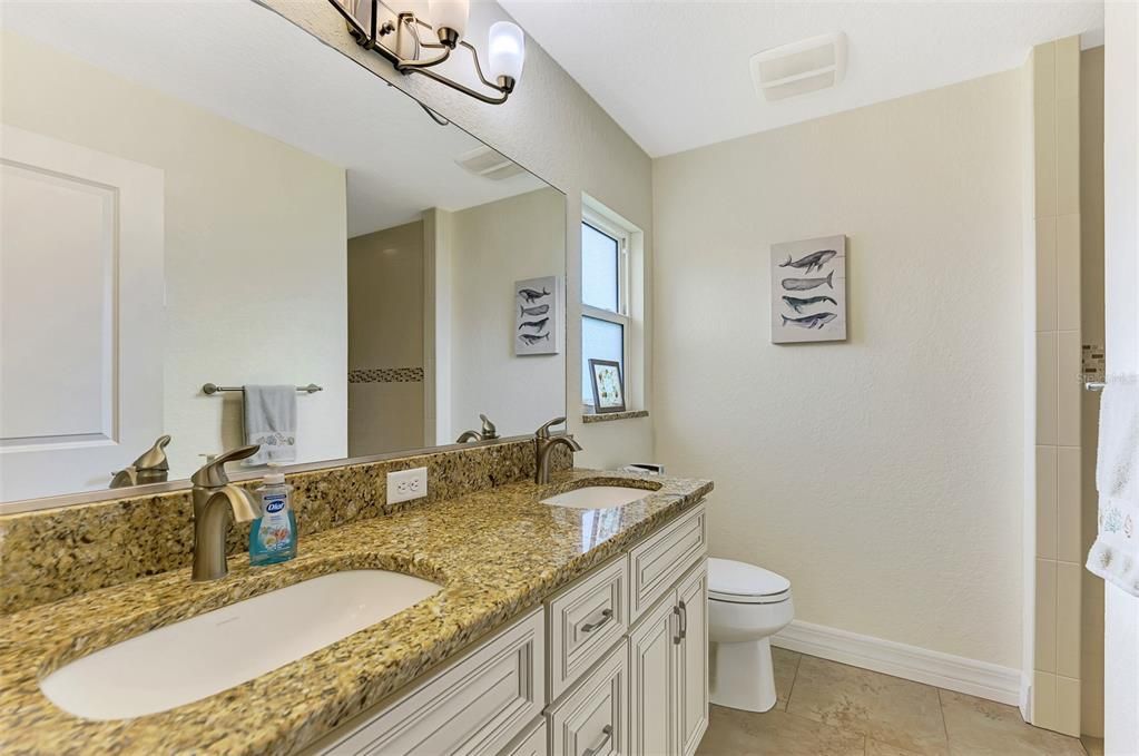 合同活跃: $299,900 (3 贝兹, 2 浴室, 1427 平方英尺)