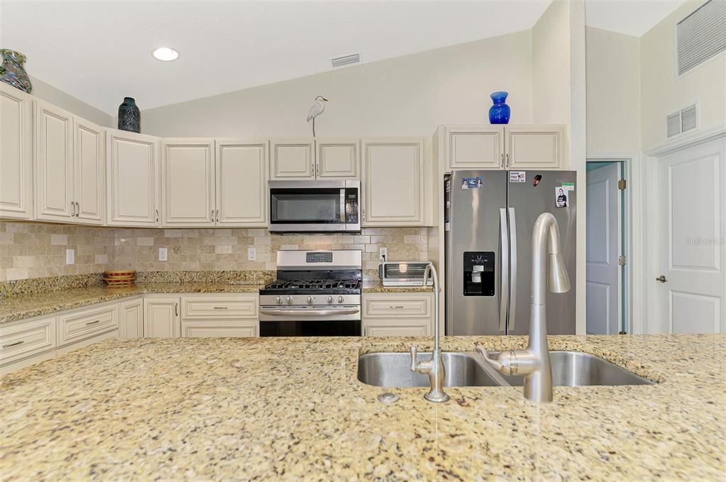 合同活跃: $299,900 (3 贝兹, 2 浴室, 1427 平方英尺)