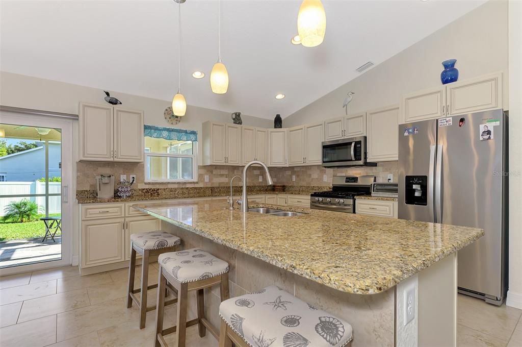 合同活跃: $299,900 (3 贝兹, 2 浴室, 1427 平方英尺)