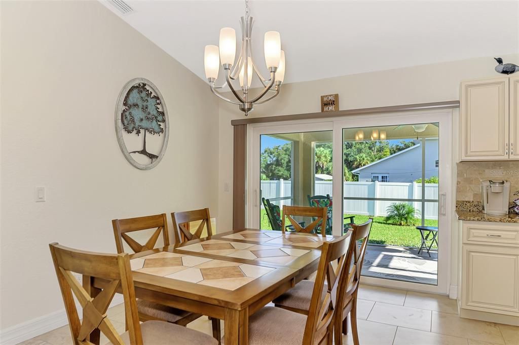 合同活跃: $299,900 (3 贝兹, 2 浴室, 1427 平方英尺)