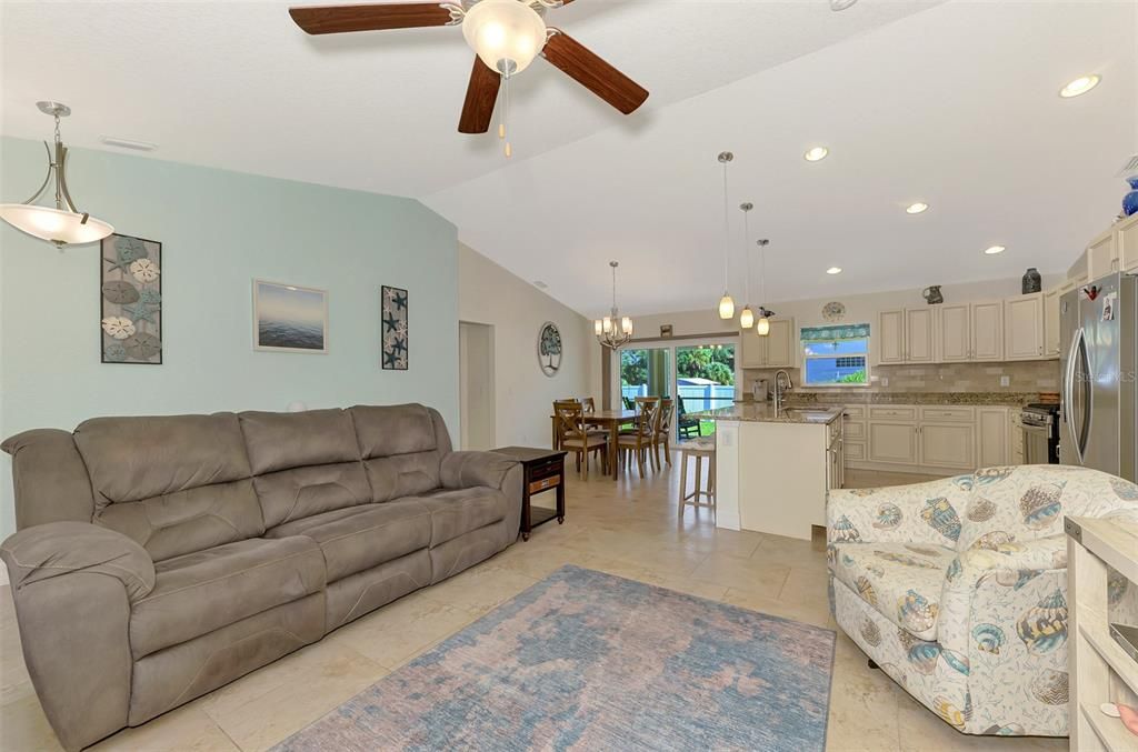 合同活跃: $299,900 (3 贝兹, 2 浴室, 1427 平方英尺)