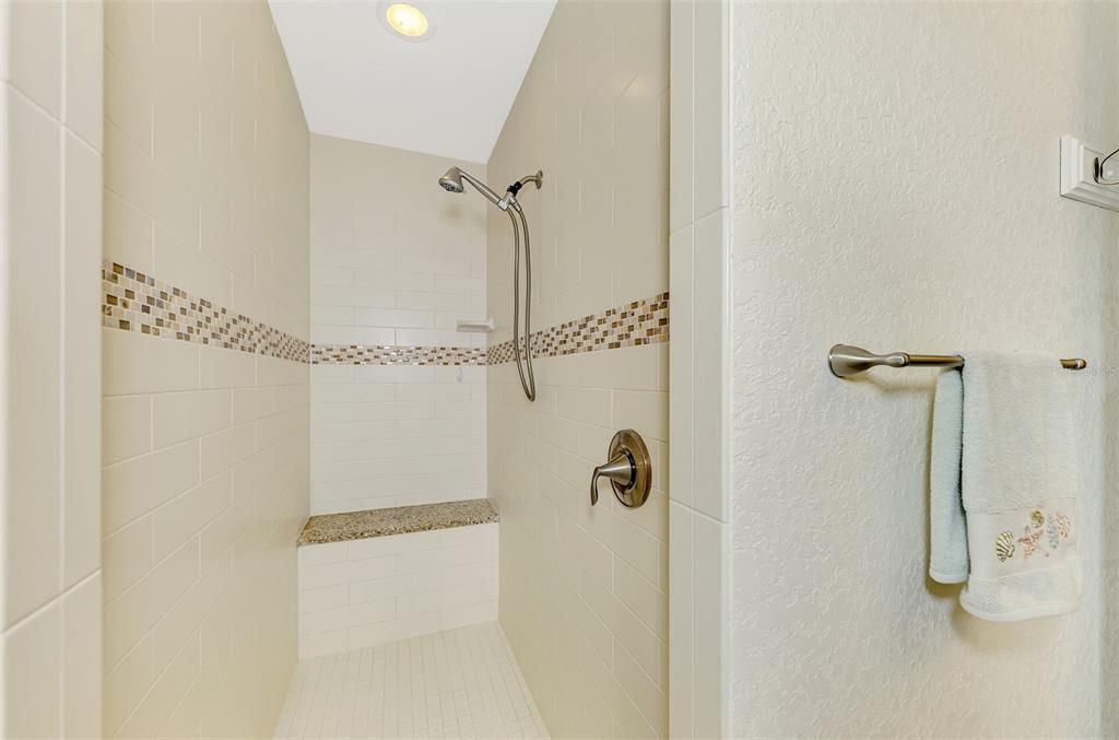 合同活跃: $299,900 (3 贝兹, 2 浴室, 1427 平方英尺)