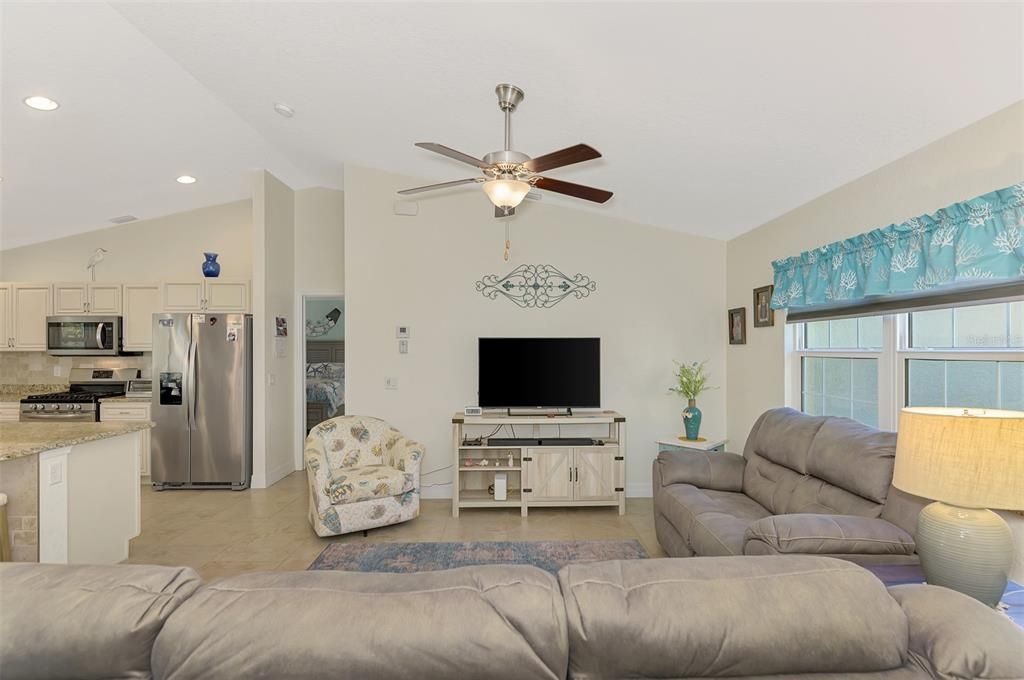 合同活跃: $299,900 (3 贝兹, 2 浴室, 1427 平方英尺)