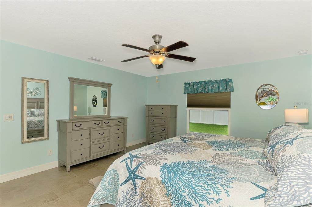 合同活跃: $299,900 (3 贝兹, 2 浴室, 1427 平方英尺)