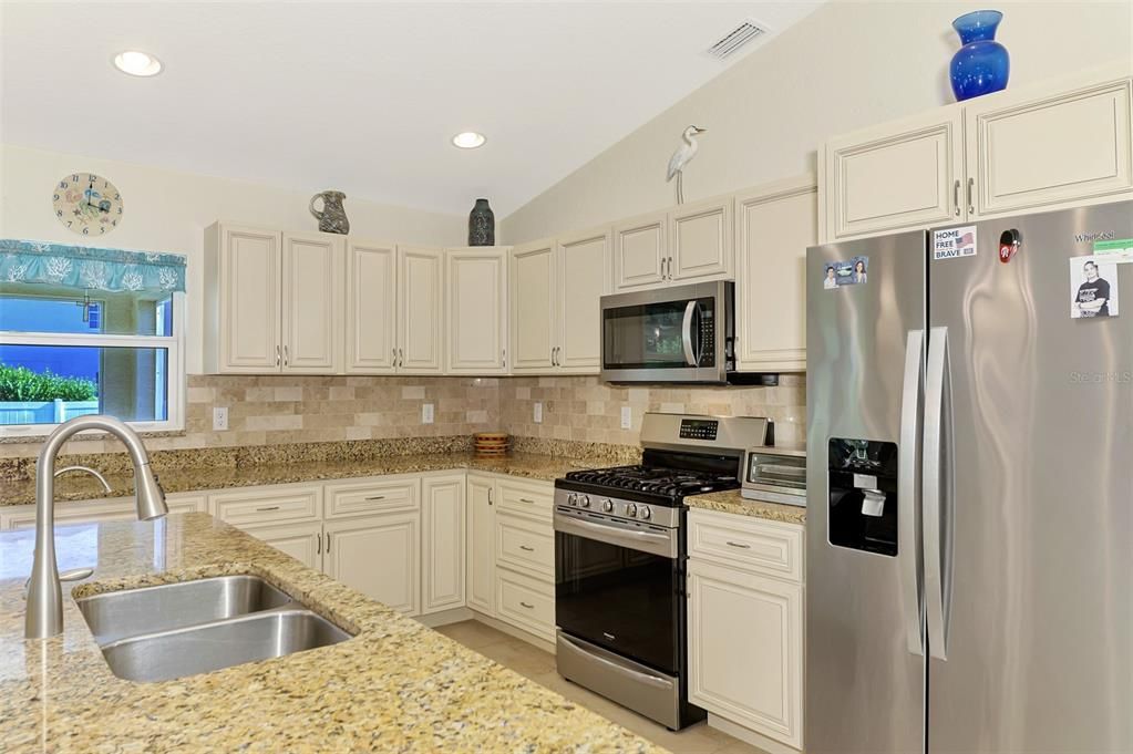 合同活跃: $299,900 (3 贝兹, 2 浴室, 1427 平方英尺)